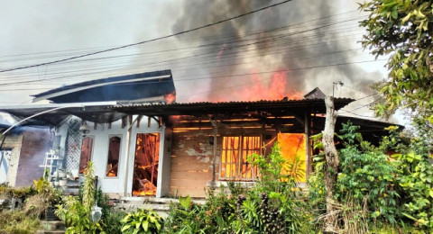 Kebakaran 7 Rumah di Broni, Damkar Gerak Cepat